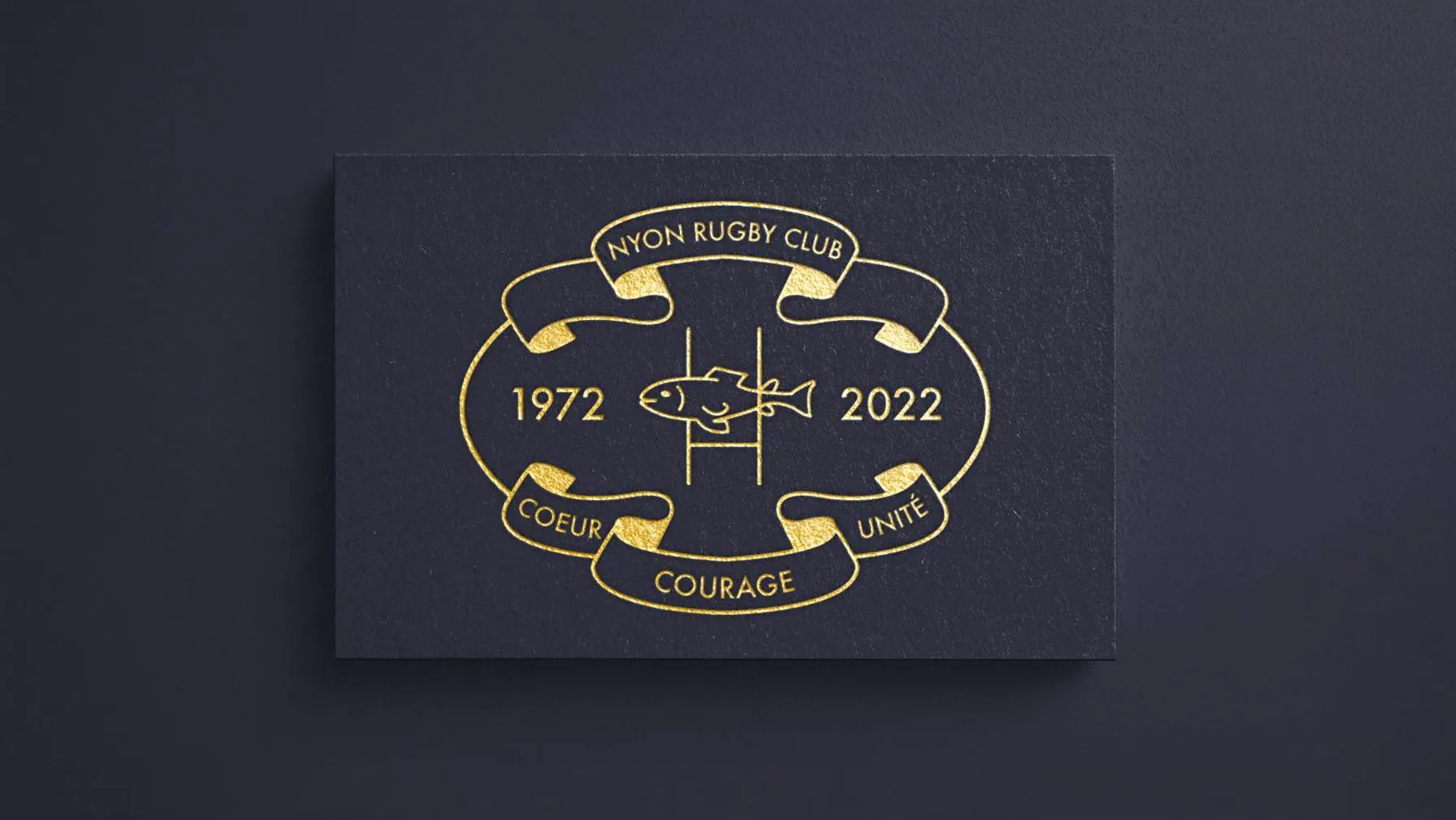 Écusson doré des 50 ans du Nyon Rugby Club, 1972–2022, sur une carte bleu nuit