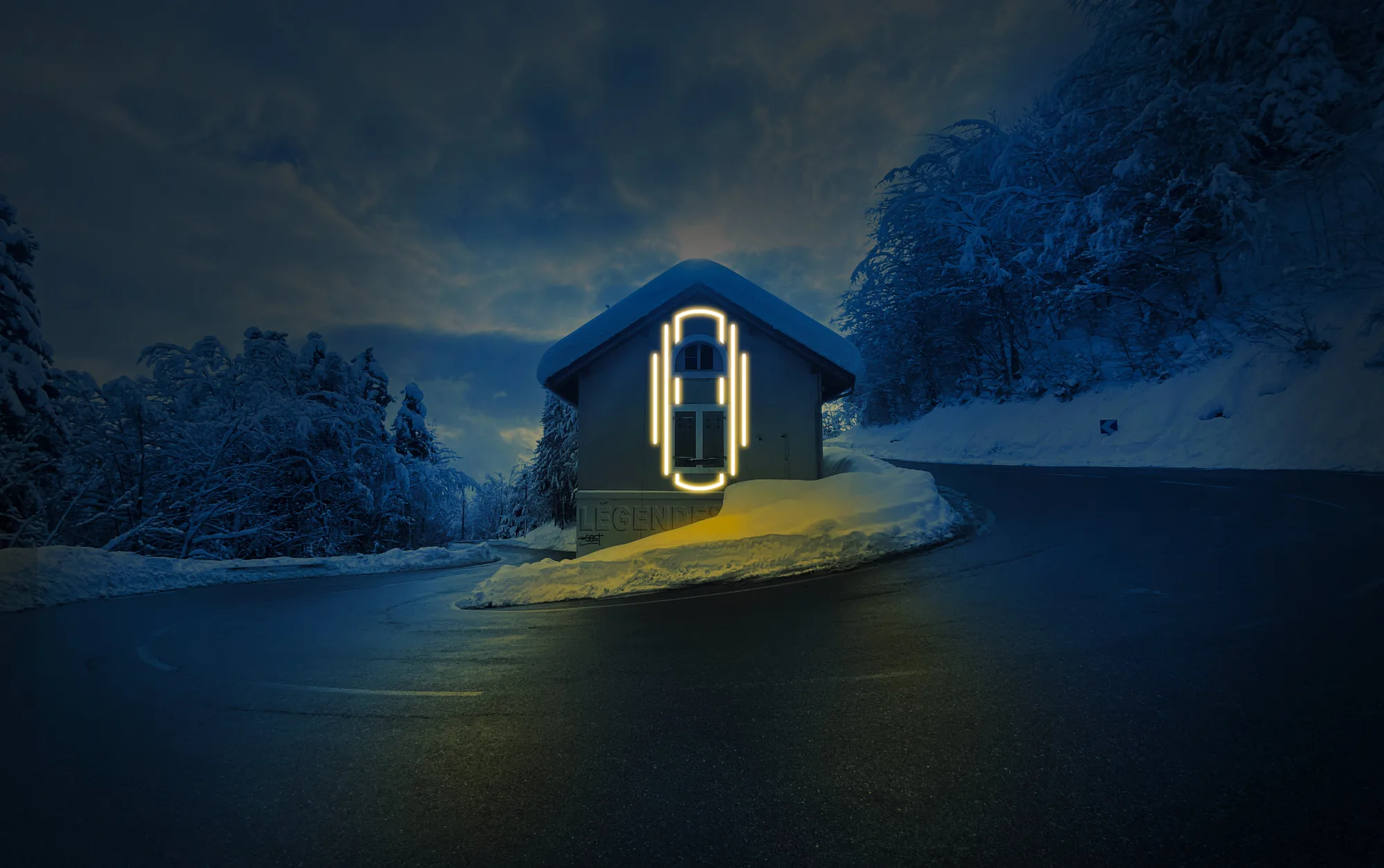 Lettre O en néon jaune sur une petite maison dans la neige, au virage d’une route de montagne, Alpes